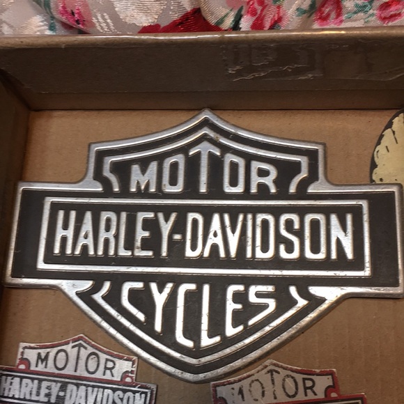 Vintage metal Harley Davidson badges plate holder - Picture 3 of 8